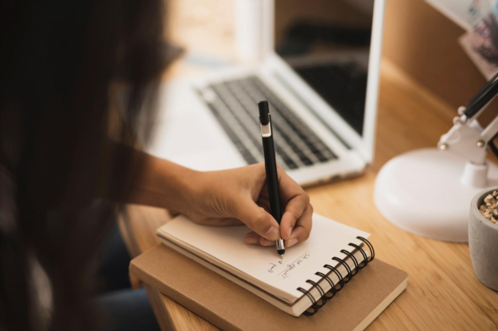 Espace de travail collaboratif montrant notre approche pédagogique créative